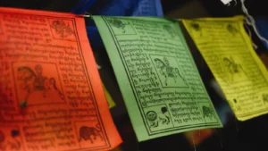 Banderas de oración tibetanas roja, verde y amarilla colgadas de una cuerda