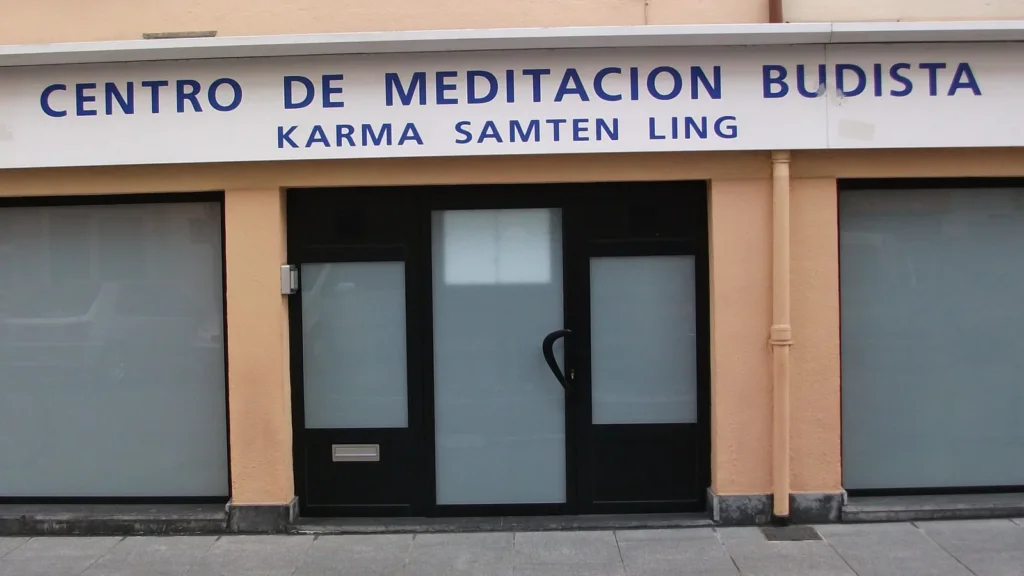 Fachada del Centro de Meditación Budista Karma Samten Ling, en un bajo de la Travesía de Tafalla de Pamplona, con su rótulo sobre la puerta