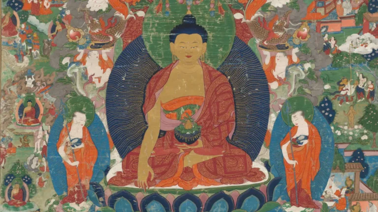Thangka tibetana con el Buda Shakyamuni sentado en el centro, entre dos discípulos y escenas pintadas